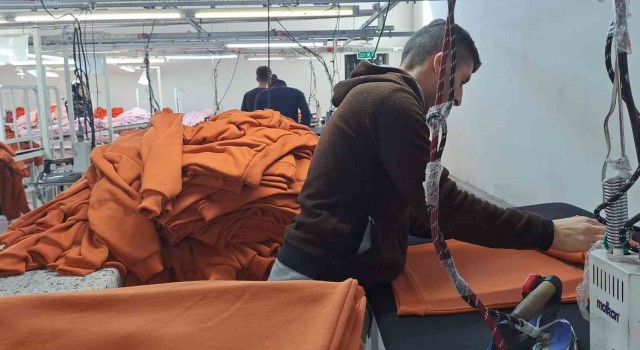 Tekstil fabrikası gençlere ekmek kapısı oldu