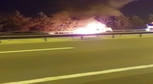 TEMde yanan minibüs alev topuna döndü