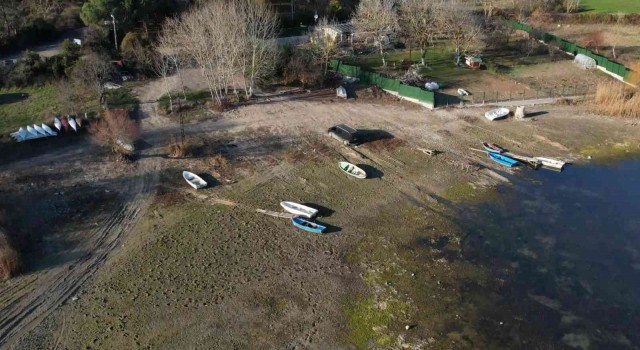 Terkos Gölünde sular çekildi, teknelerin yüzdüğü yerde insanlar yürüyüş yaptı