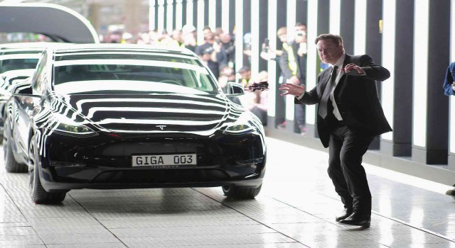Tesla hissedarlarının Elon Muska açtığı davada jüri seçimi başladı