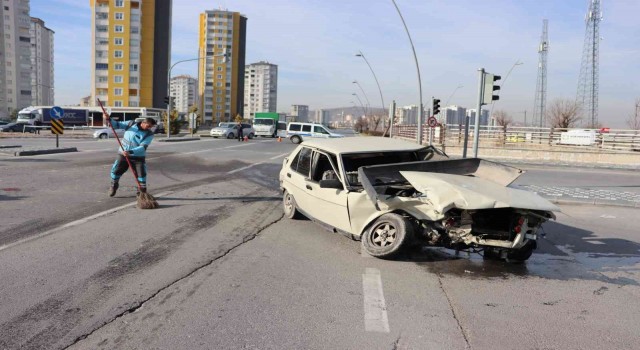 Ticari araçla çarpışan otomobil perte çıktı: 2 yaralı