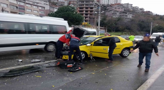 Ticari taksi kamyonetle çarpıştı: 2 yaralı