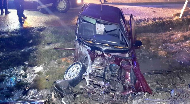 Tıra ile otomobil kafa kafaya çarpıştı: 2 yaralı