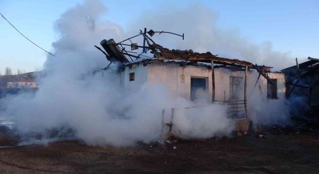 Tokatta korkutan yangın, kış günü evsiz kaldılar