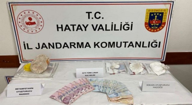 Toprağın altından ve çalıların arasından uyuşturucu çıktı