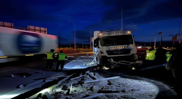 Toprak yüklü tır ile kereste yüklü kamyonet çarpıştı, 2 kişi yaralandı