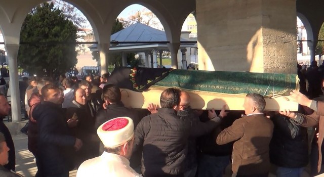 Trafik kazasında hayatını kaybeden genç kız toprağa verildi