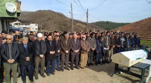 Trafik kazasında ölen genç dualarla toprağa verildi