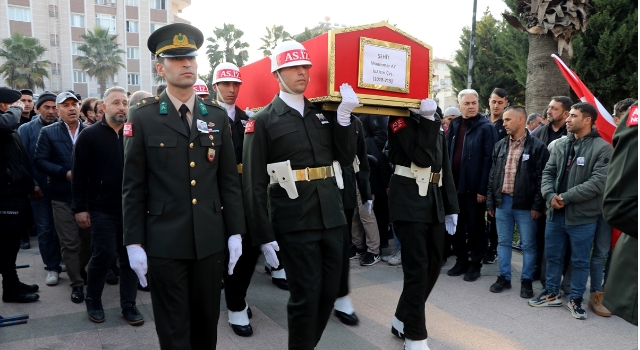 Trafik kazasında şehit olan İstihkam Uzman Çavuş Ay, Hatay’da son yolculuğuna uğurlandı