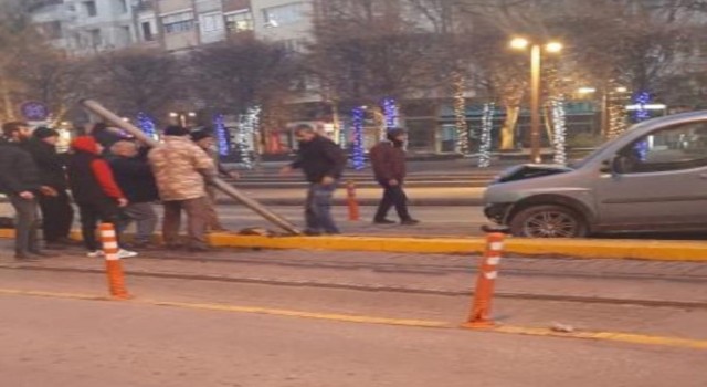 Tramvay yolundaki direğe çarptı, seferler aksadı