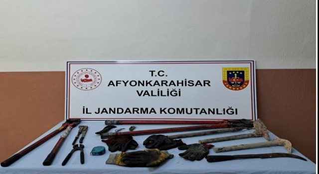 Tren yolunda ellerinde demir kesme makaslarıyla yakalandılar