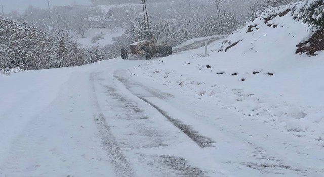 Tuncelide kapalı bulunan 128 köy yolunda çalışma sürüyor