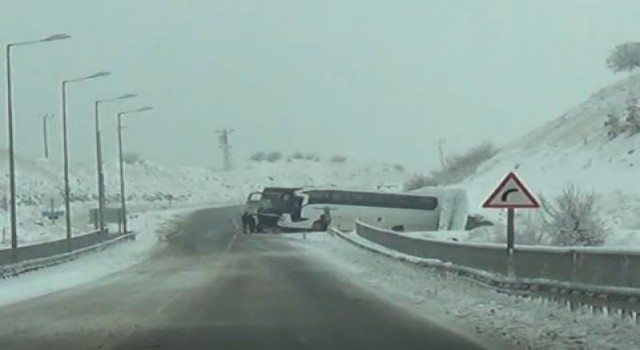 Tuncelide kayganlaşan yolda kaza: Otobüs yoldan çıktı