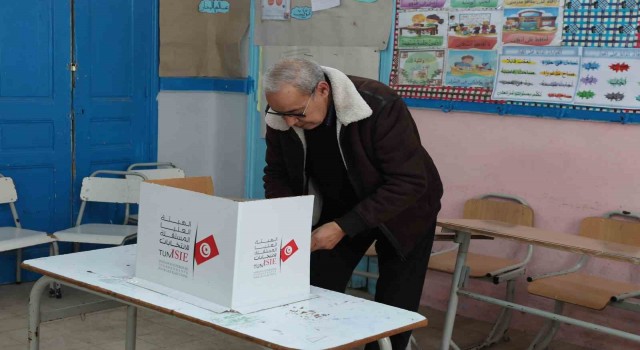 Tunus'ta halk parlamento seçimlerinin 2'nci turunda sandık başında
