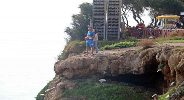 Turist çiftin uçurum kenarındaki romantizmi yürekleri ağza getirdi