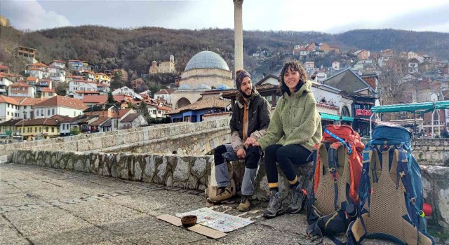 Türk çift, el işi bileklik satarak 25 günde 3 ülke gezdi