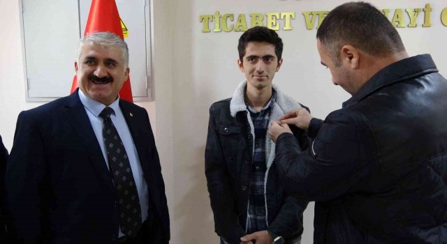 Türkiye ikinciliğini kazanan Yüksekovalı öğrencilere iş adamlarından altın hediyesi