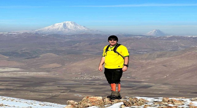 Türkiyenin en soğuk ilçesindeki dağa kolsuz tişörtle çıktılar