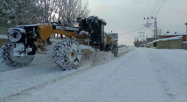 Tuşba Belediyesinin karla mücadele çalışması