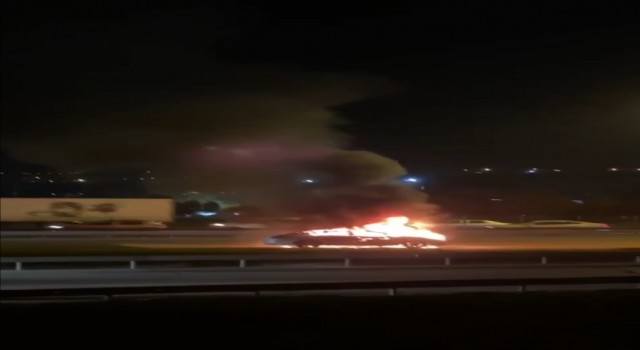 Tuzla TEMde otomobil alev alev yandı