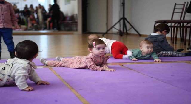 Tuzlada 12 aylık bebekler emekleme yarışmasında yarıştı, ilk karnelerini aldı