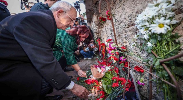 Uğur Mumcu ölümünün 30. yılında evinin önünde anıldı