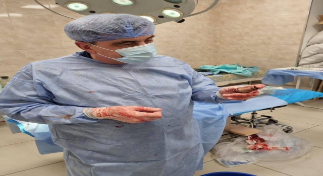 Ukraynalı askerin vücudundan el bombası çıkarıldı
