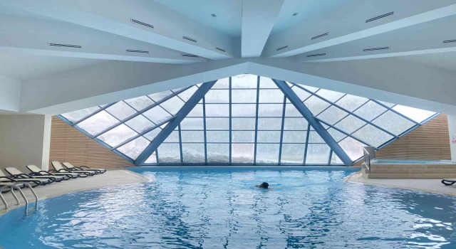 Uludağa gelen turistlerin 1863 metre yükseklikte spa ve havuz keyfi