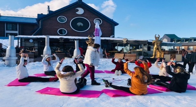 Uludağda karların üzerinde yoga yaparak ısınıyorlar