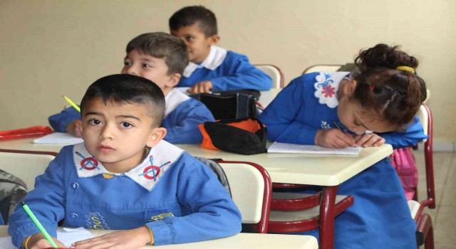 Uluderede bu okulda hala mavi önlük geleneği sürdürülüyor