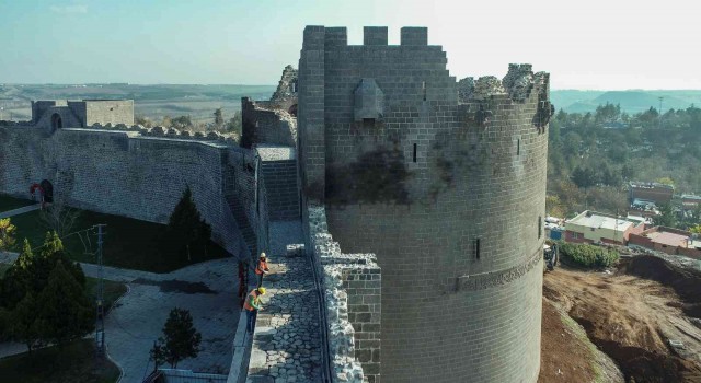 UNESCO listesindeki Diyarbakır Surlarında hatalı çimento harcı söküldü