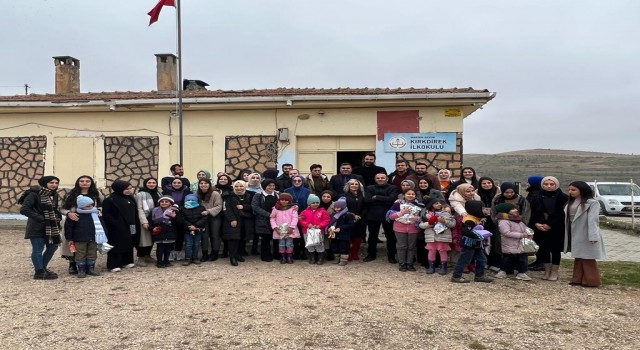 Üniversite öğrencileri ördükleri atkıları çocuklara hediye etti