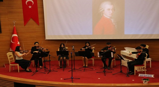 Üniversite öğrencilerinin orkestra konserine büyük ilgi