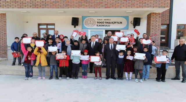 Üniversitede açılan ilkokulda karne heyecanı