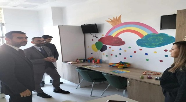 Üniversiteli gençler hasta çocuklar için eğlence odası hazırladı