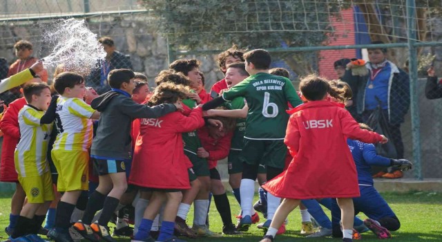 Urla Belediyespor şampiyonluk sevinci yaşadı