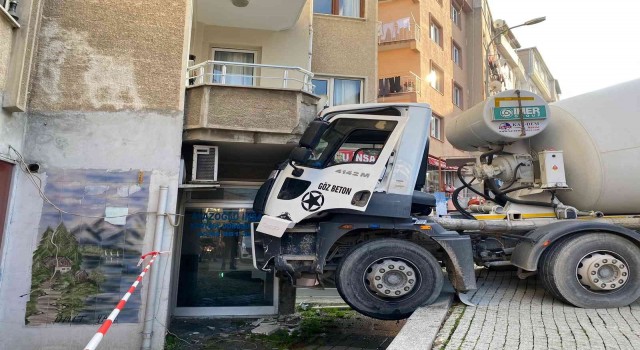 Üsküdarda beton mikserinin binaya çarptığı anlar kamerada