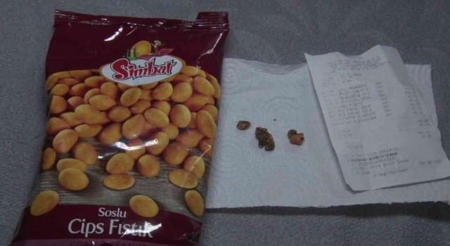 Üsküdarda marketten aldığı çerez paketinden çamur ve taşlı ürün çıktı