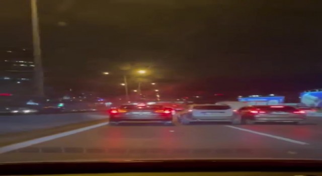Üsküdarda trafikteki araçlara aldırmadan yarışan iki araç kamerada
