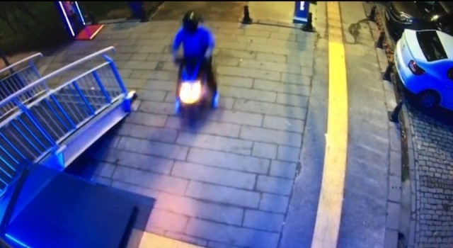 Üst geçit asansörüne motosikletle çarpıp kaçtılar