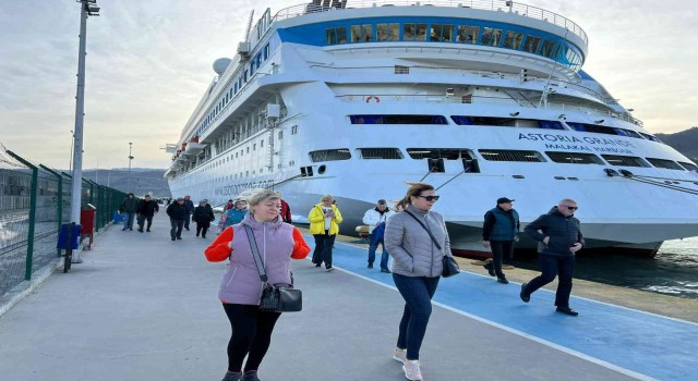 Usturmaçalara çarpan kruvaziyerin yolcuları uçakla Rusyaya dönecek