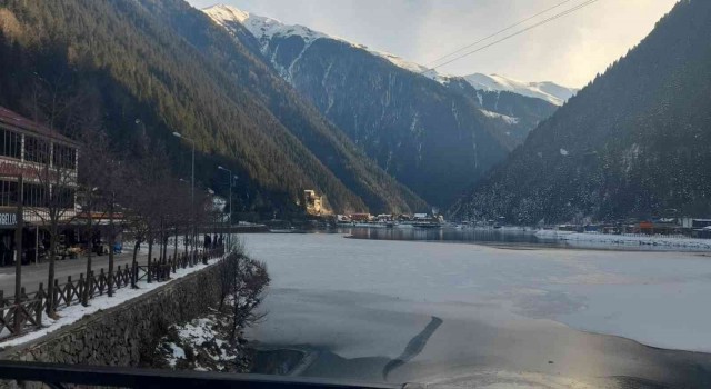 Uzungölün büyük bölümü buz tuttu