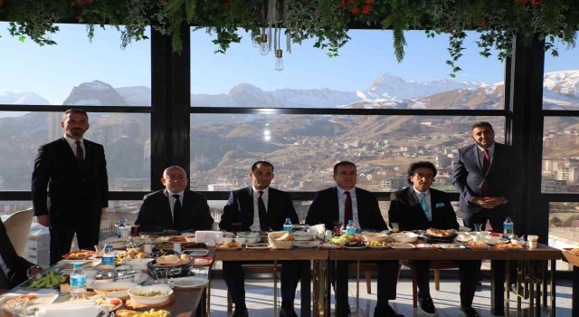 Vali Akbıyık gazetecilerle kahvaltıda bir araya geldi