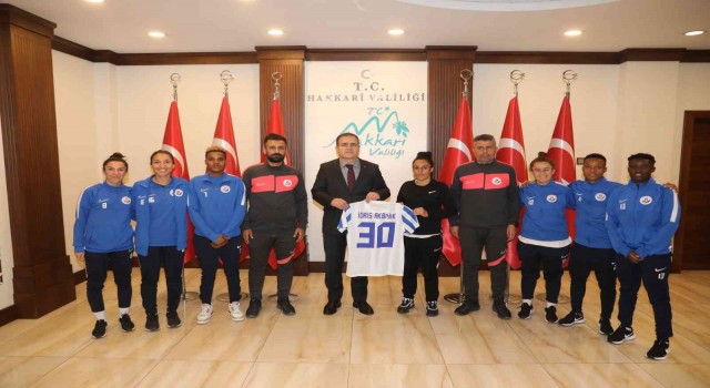 Vali Akbıyık kadın takımını makamında kabul etti