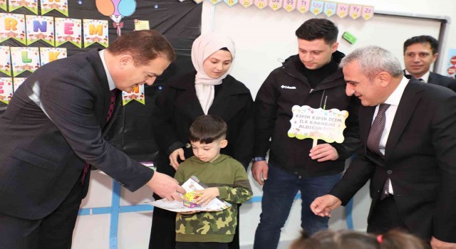 Vali Akbıyık öğrencilerin karne sevincine ortak oldu