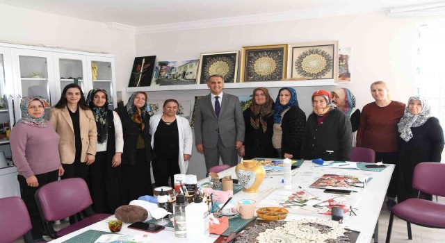 Vali Çuhadar, el emeği göz nuru ürünleri inceledi