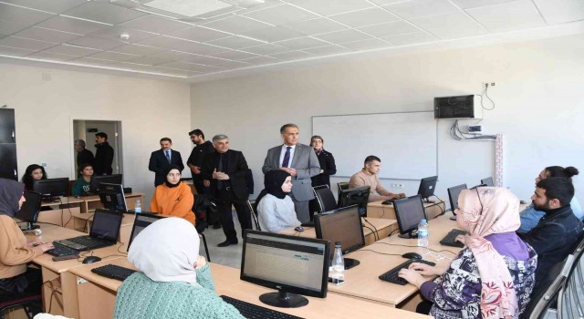 Vali Çuhadar, halk eğitim merkezinde incelemelerde bulundu