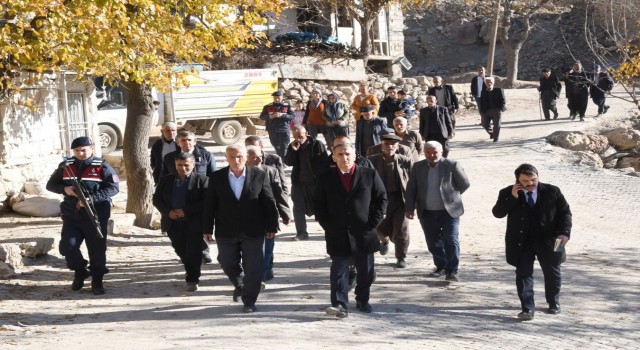Vali Çuhadar, köyde yaşayan vatandaşların sorunlarını dinledi