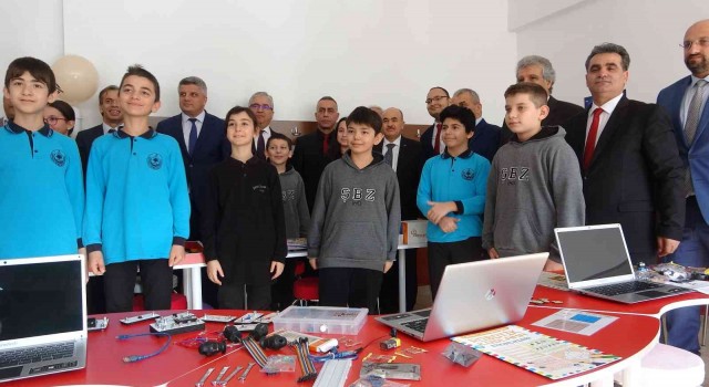 Vali Dağlı: Robotik kodlama atölyesi öğrencilere çok büyük katkıda bulunacak