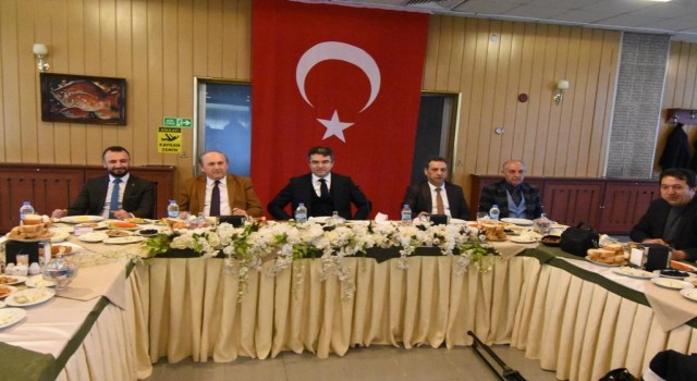 Vali Memişten gazetecilere kutlama
